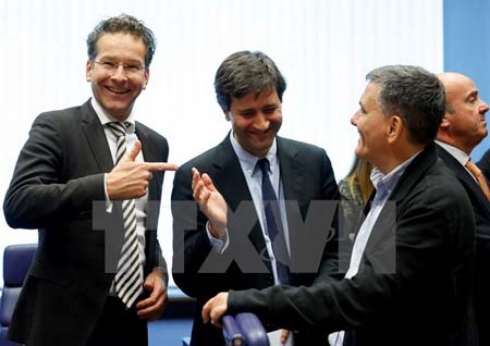 Chủ tịch nhóm Bộ trưởng Tài chính các nước Eurozone Jeroen Dijsselbloem (trái) và Bộ trưởng Tài chính Hy Lạp Euclid Tsakalotos (phải) tại cuộc họp ở Luxembourg ngày 10/10.